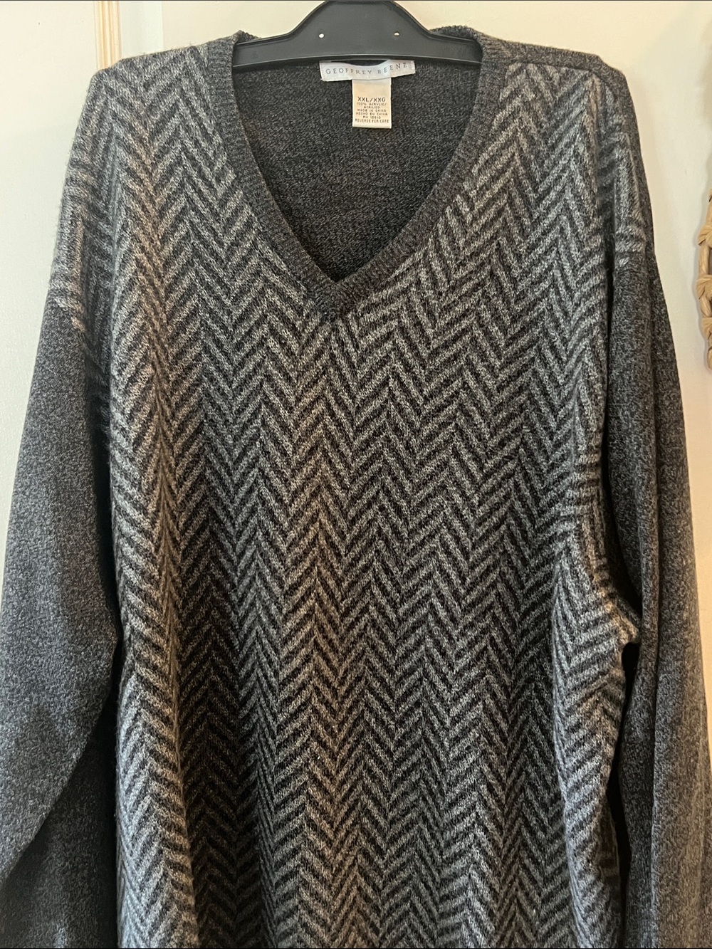 Vintage Geoffrey Beene Men's Charcoal and Light Gray Chevron V-Neck Sweater